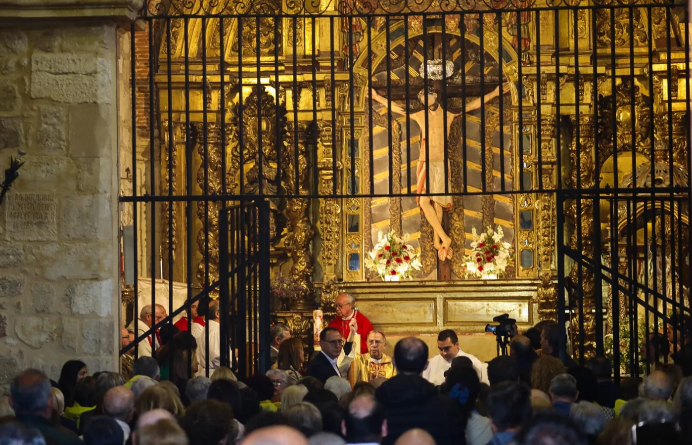 El Cristo de Morales vuelve a reunir a miles de fieles en torno a la Cruz Gloriosa