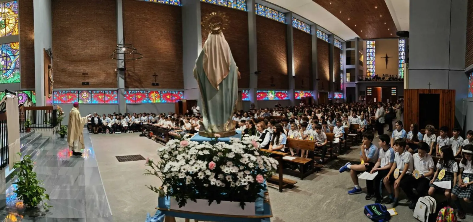 La Milagrosa peregrina con la Virgen y celebra la Eucaristía en Cristo Rey