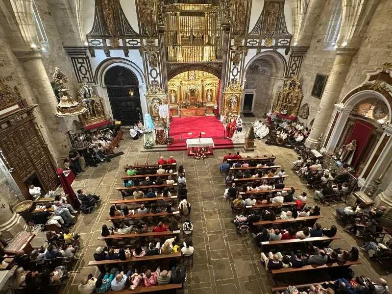 Treinta y tres adultos reciben el don del Espíritu en Pentecostés