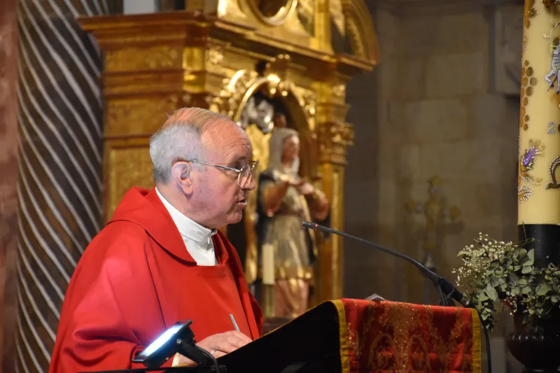 Treinta y tres adultos reciben el don del Espíritu en Pentecostés