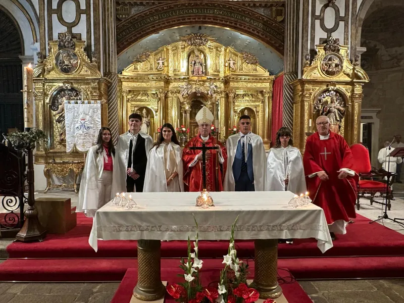 Treinta y tres adultos reciben el don del Espíritu en Pentecostés