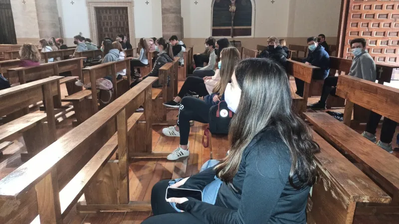 Los jóvenes, al Cristo de Morales