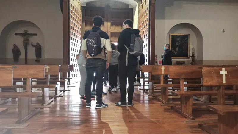Los jóvenes, al Cristo de Morales