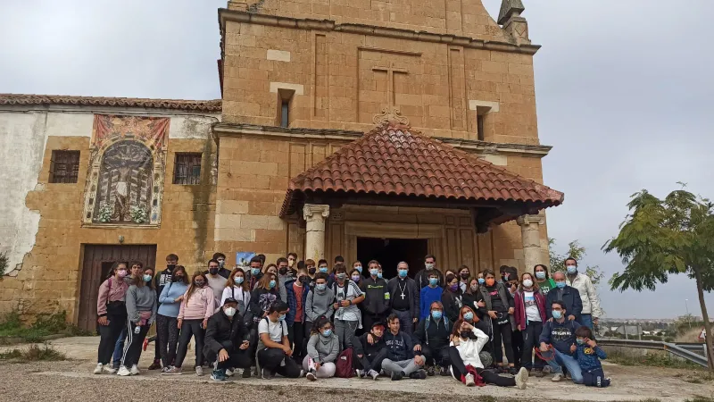 Los jóvenes, al Cristo de Morales