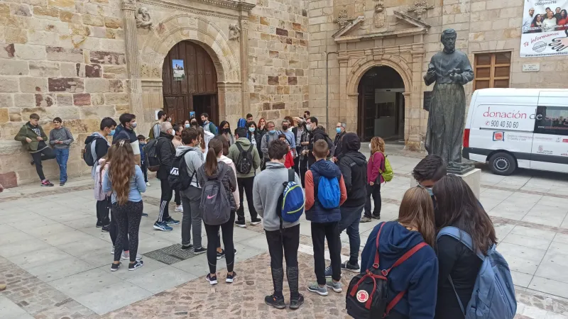 Los jóvenes, al Cristo de Morales