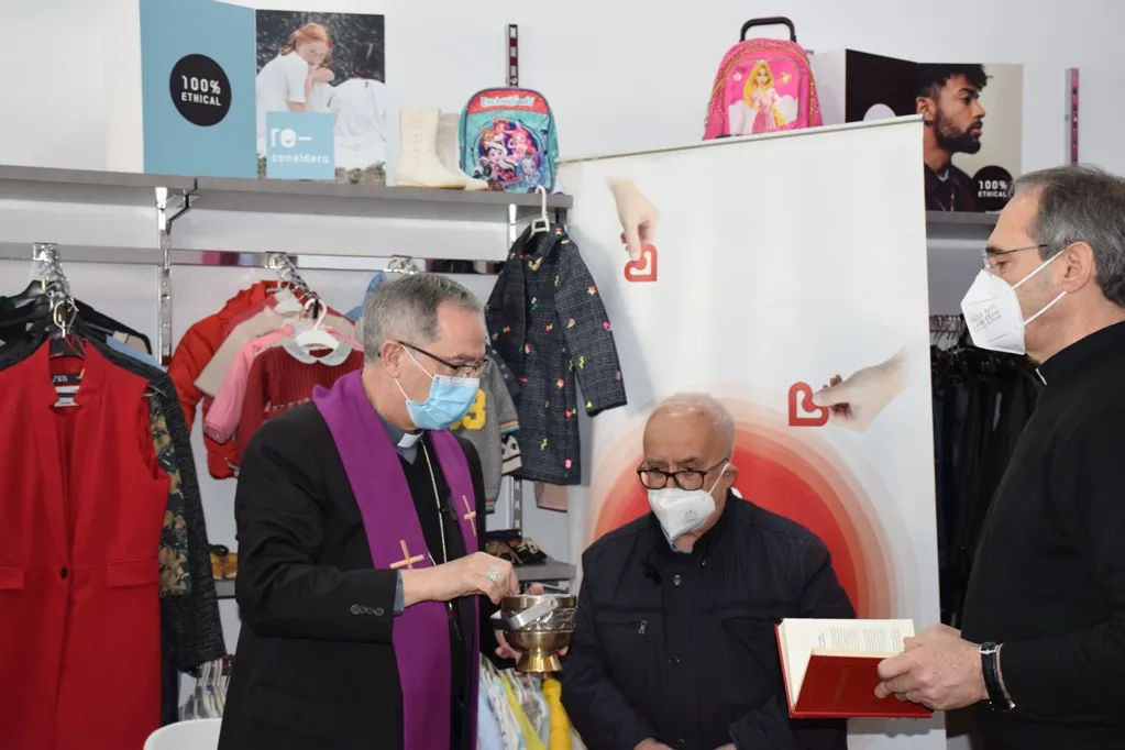 El obispo inaugura la tienda de Cáritas en Benavente