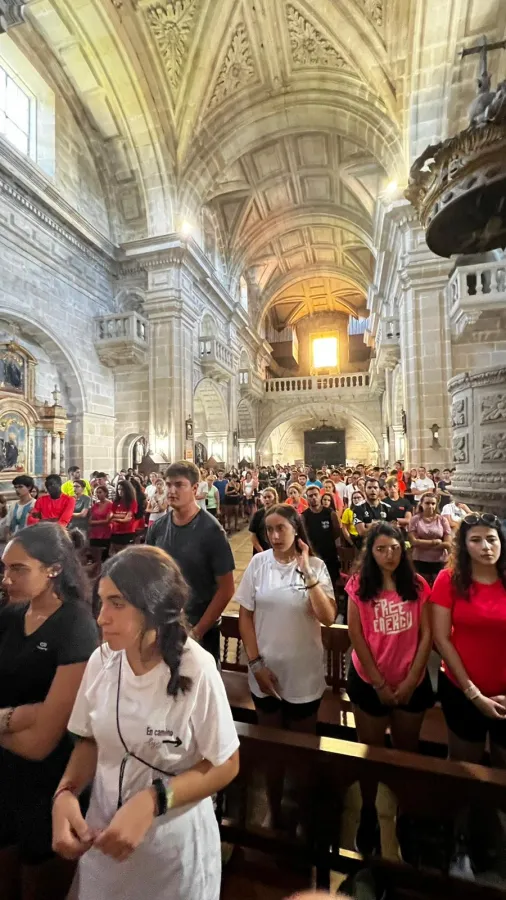 56 peregrinos de Zamora realizan el Camino de Santiago con otros 500 jóvenes de la región