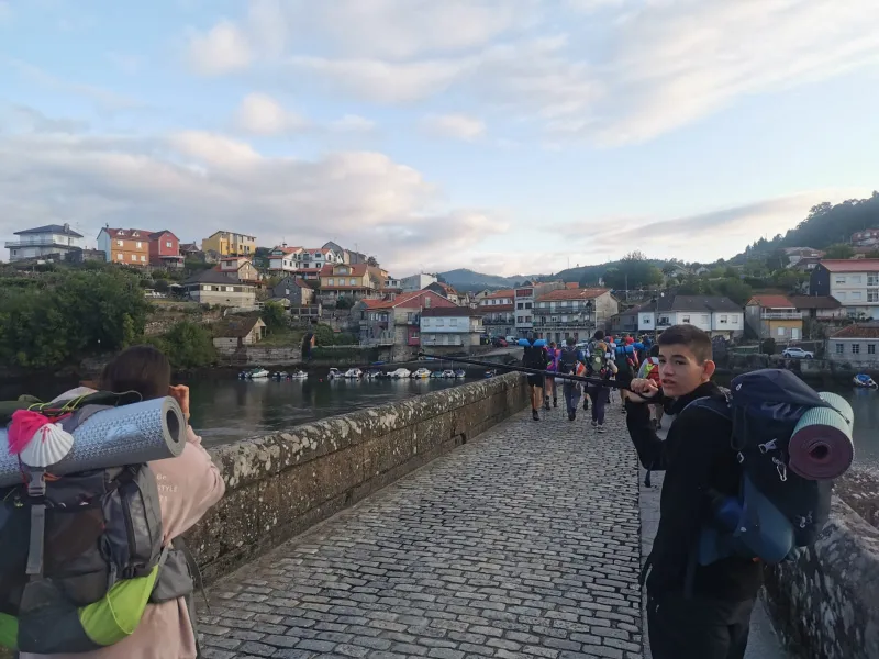 56 peregrinos de Zamora realizan el Camino de Santiago con otros 500 jóvenes de la región