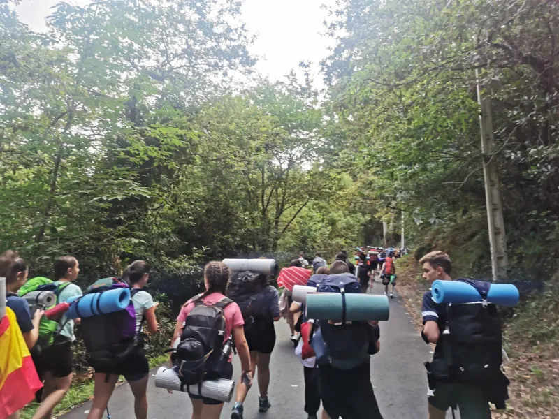 56 peregrinos de Zamora realizan el Camino de Santiago con otros 500 jóvenes de la región