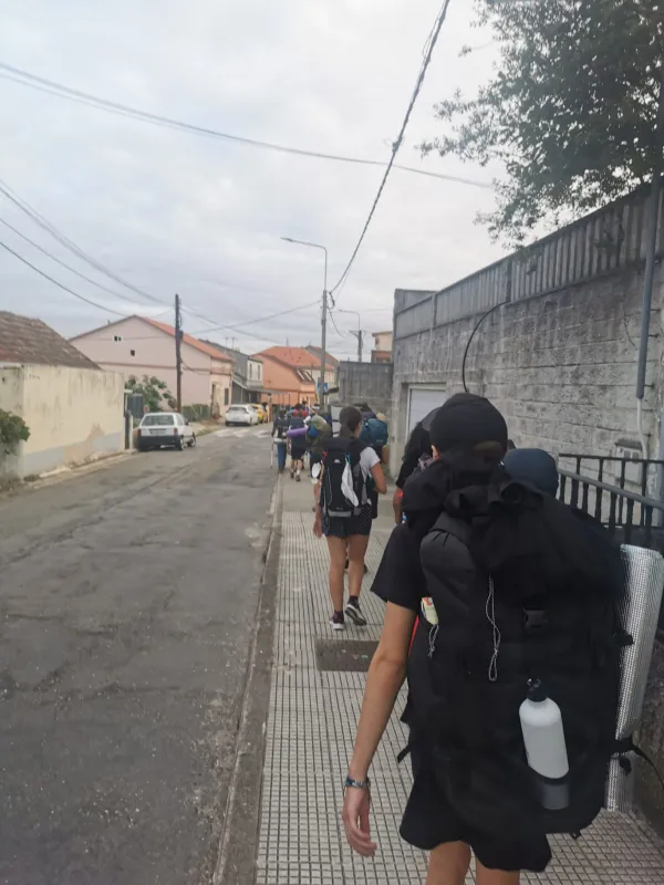 56 peregrinos de Zamora realizan el Camino de Santiago con otros 500 jóvenes de la región