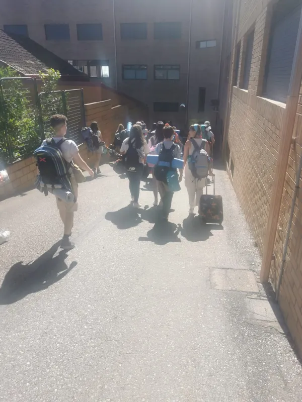 56 peregrinos de Zamora realizan el Camino de Santiago con otros 500 jóvenes de la región
