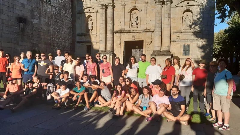 56 peregrinos de Zamora realizan el Camino de Santiago con otros 500 jóvenes de la región