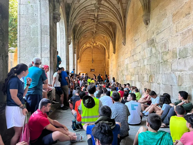 56 peregrinos de Zamora realizan el Camino de Santiago con otros 500 jóvenes de la región
