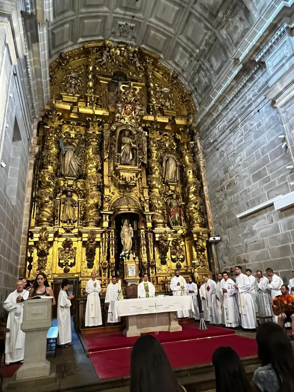 56 peregrinos de Zamora realizan el Camino de Santiago con otros 500 jóvenes de la región
