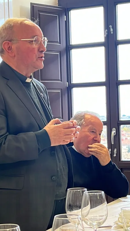 Profesores de religión de diferentes generaciones celebran un día de formación y convivencia