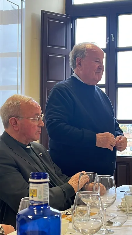 Profesores de religión de diferentes generaciones celebran un día de formación y convivencia