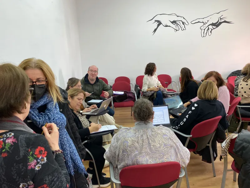 Profesores de religión de diferentes generaciones celebran un día de formación y convivencia