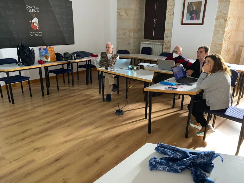 Profesores de religión de diferentes generaciones celebran un día de formación y convivencia