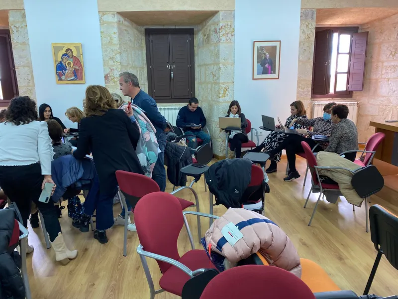 Profesores de religión de diferentes generaciones celebran un día de formación y convivencia