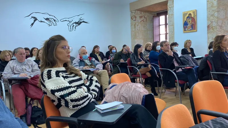 Profesores de religión de diferentes generaciones celebran un día de formación y convivencia