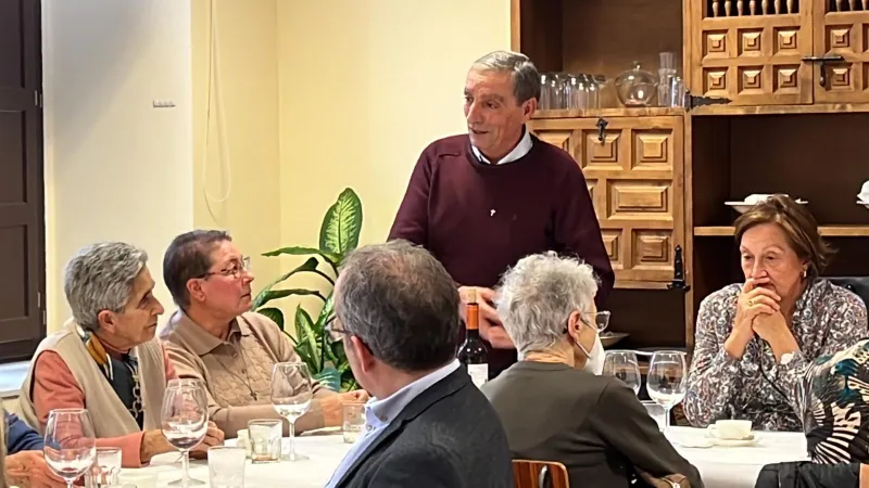 Profesores de religión de diferentes generaciones celebran un día de formación y convivencia