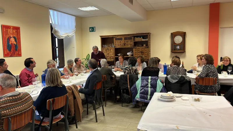 Profesores de religión de diferentes generaciones celebran un día de formación y convivencia