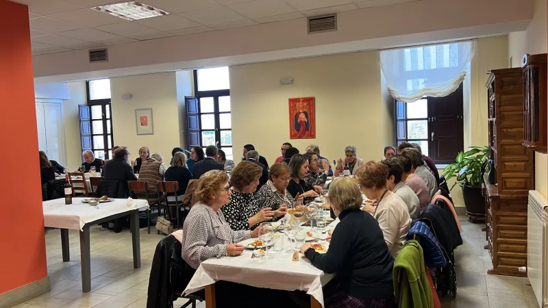 Profesores de religión de diferentes generaciones celebran un día de formación y convivencia