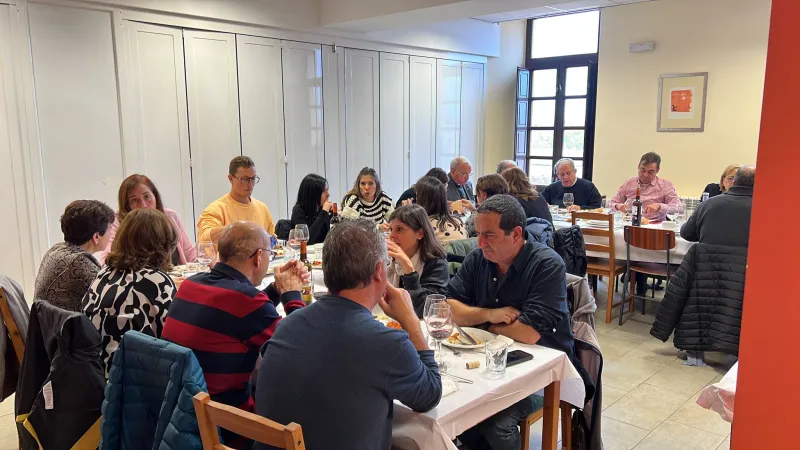 Profesores de religión de diferentes generaciones celebran un día de formación y convivencia