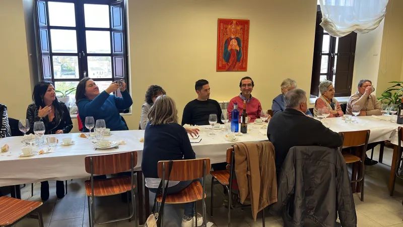 Profesores de religión de diferentes generaciones celebran un día de formación y convivencia