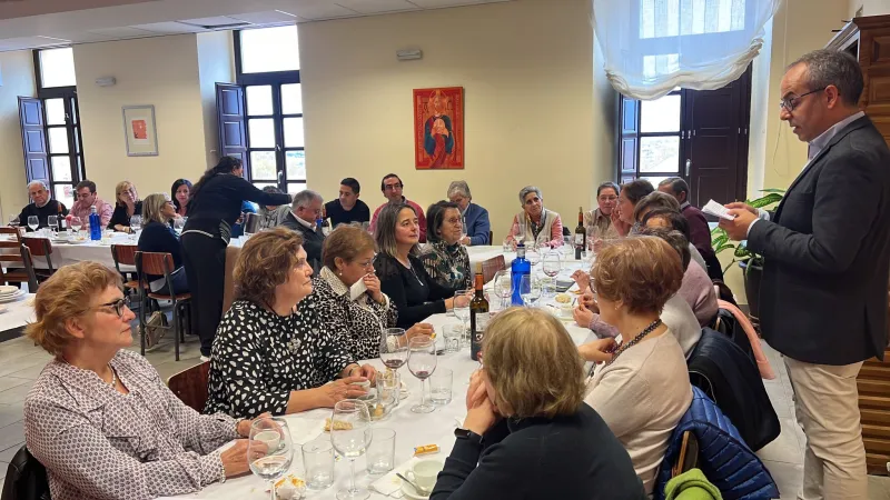 Profesores de religión de diferentes generaciones celebran un día de formación y convivencia