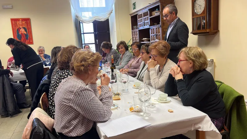 Profesores de religión de diferentes generaciones celebran un día de formación y convivencia