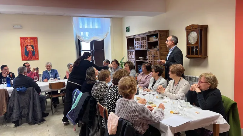 Profesores de religión de diferentes generaciones celebran un día de formación y convivencia