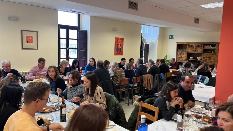 Profesores de religión de diferentes generaciones celebran un día de formación y convivencia