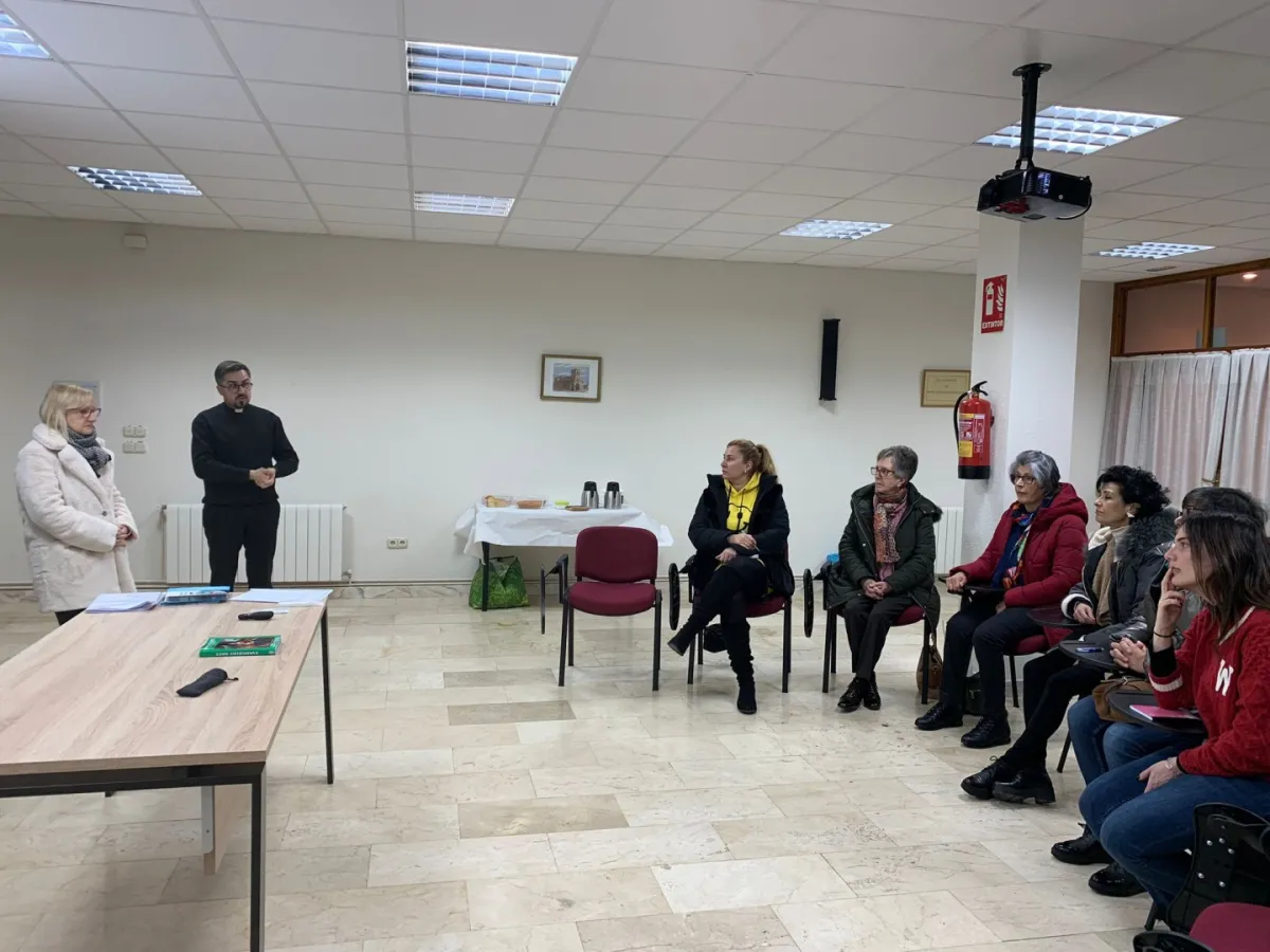 La directora de la oficina de protección al menor ofrece un charla a catequistas en Benavente