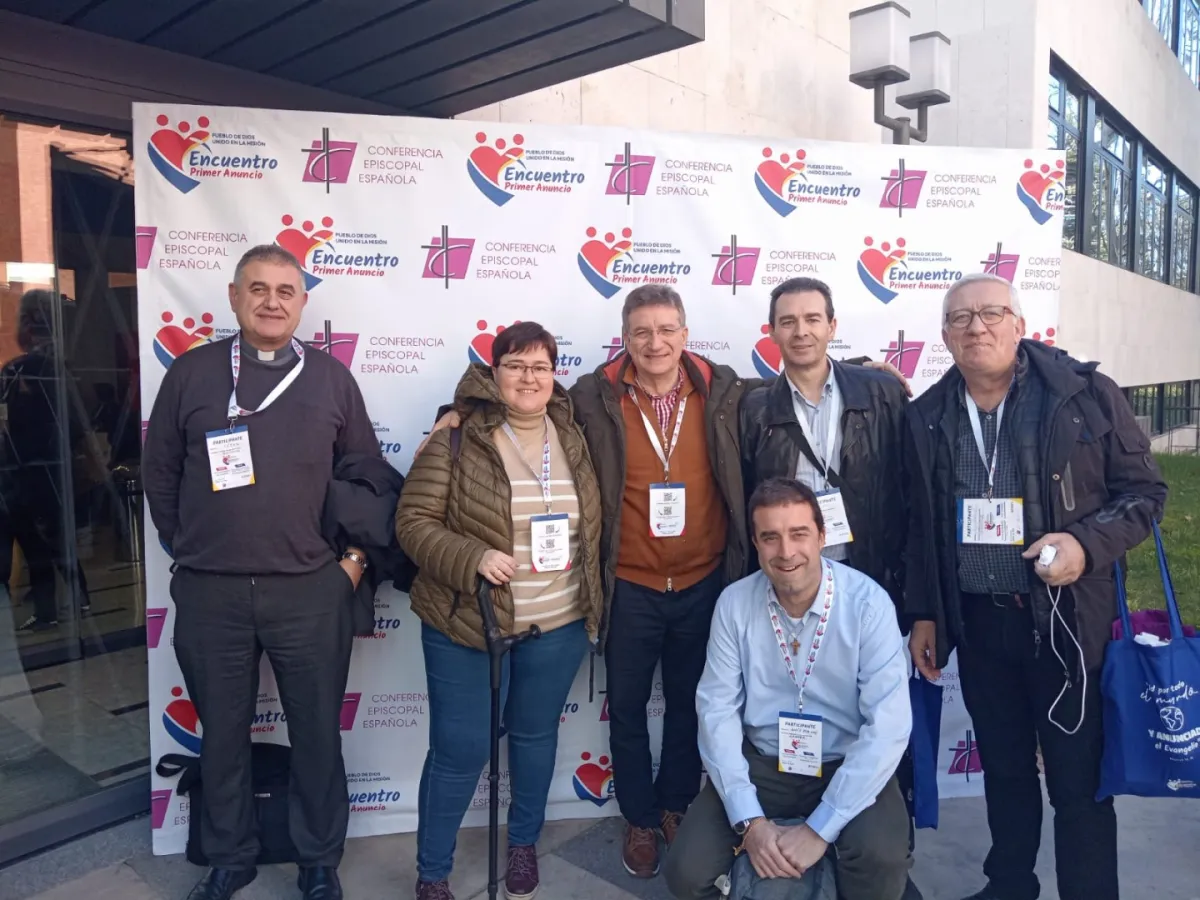 Primer anuncio, cosa de laicos