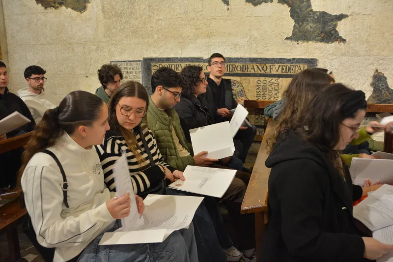 Universitarios de Murcia visitan el archivo diocesano