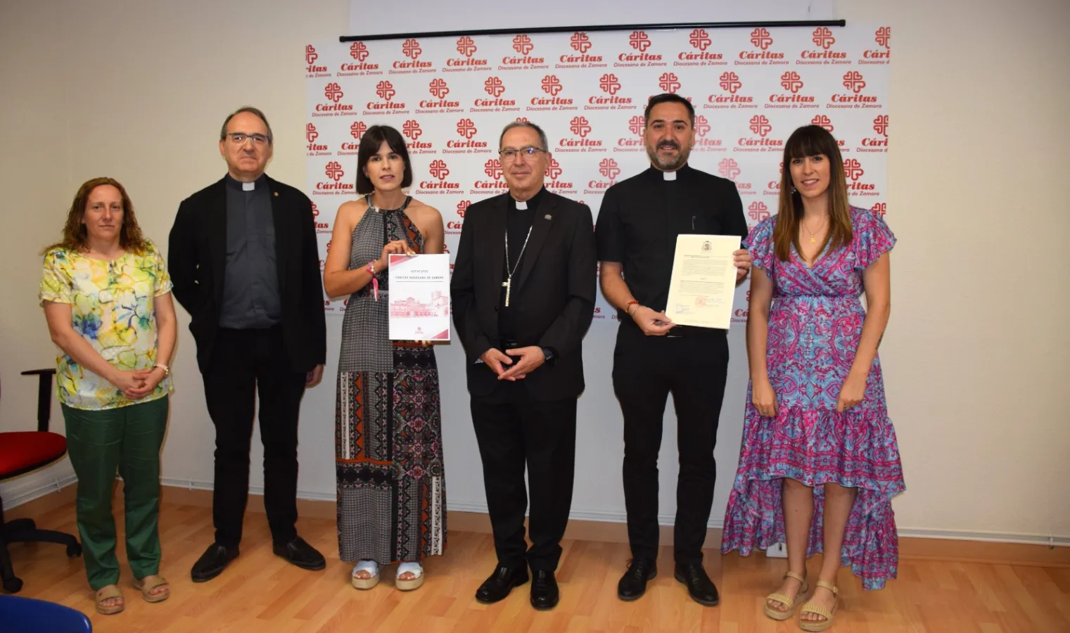 El Obispo firma los nuevos estatutos de Cáritas