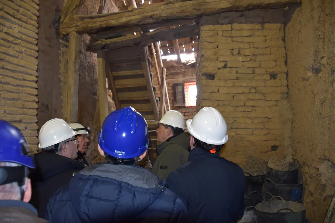 El obispo visita las obras de rehabilitación de la iglesia de San Pedro en Villalpando