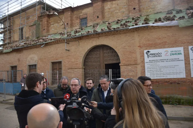 El obispo visita las obras de rehabilitación de la iglesia de San Pedro en Villalpando