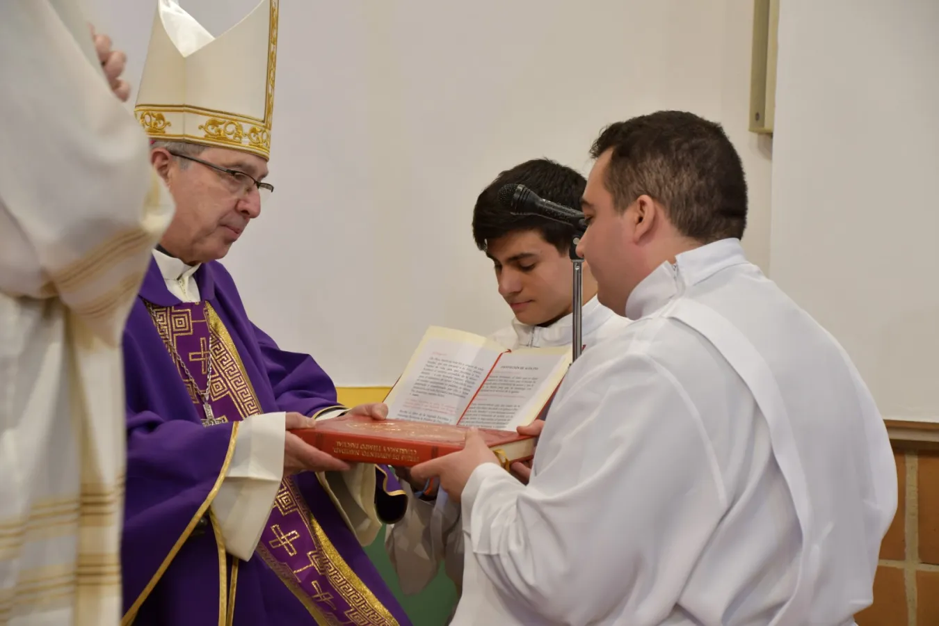Víctor Jambrina, acólito y lector en el día del Seminario