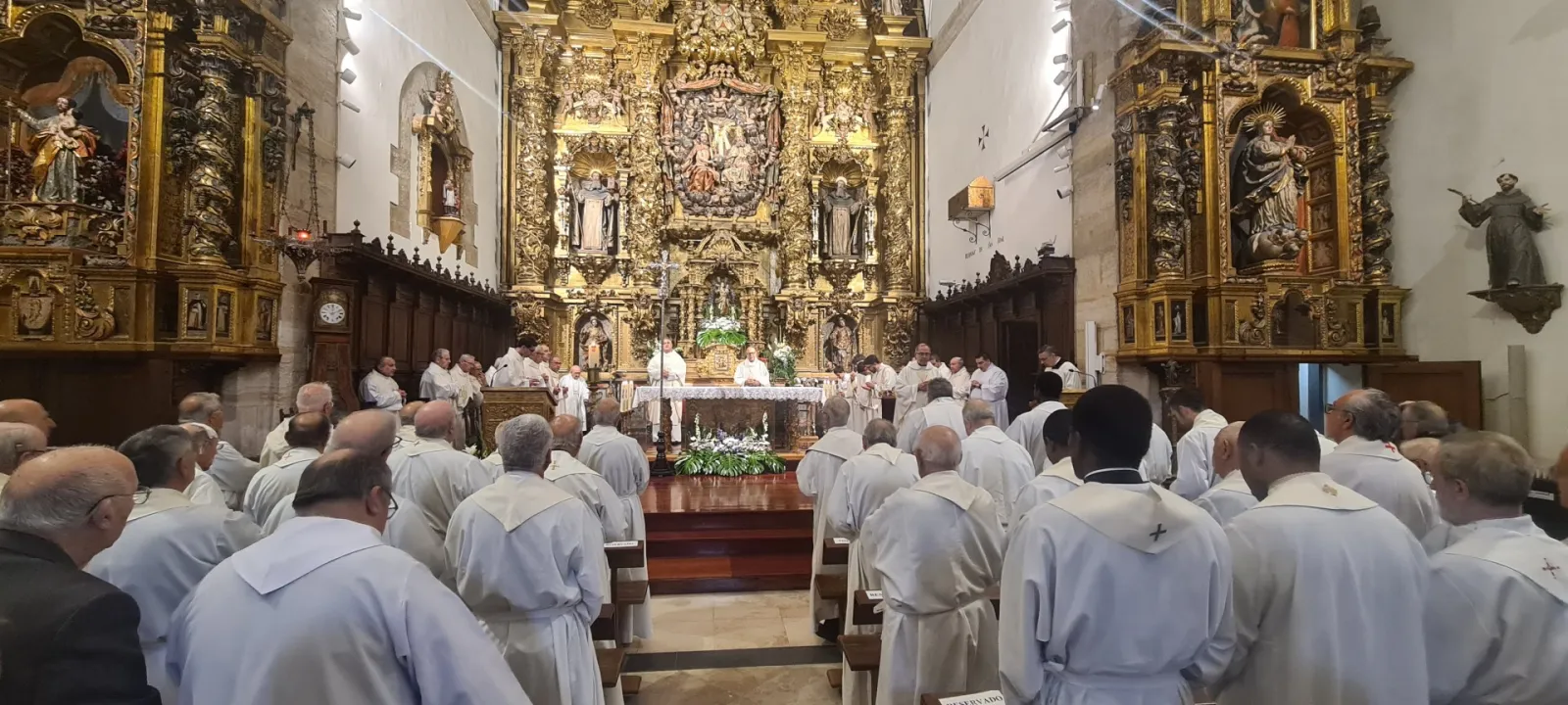 "Orad unos por otros para que crezca la comunión entre nosotros"