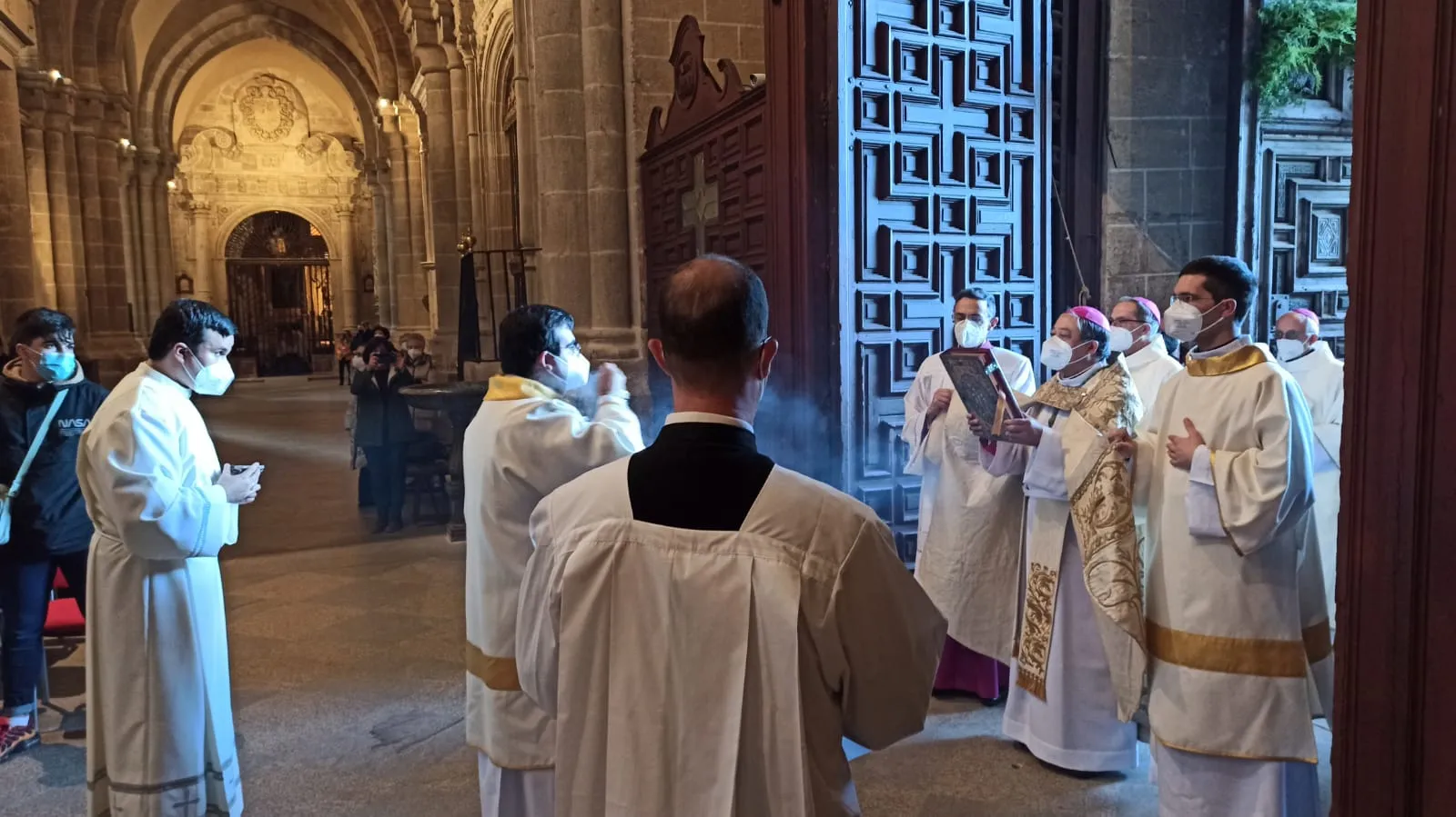 El nuncio abre la Puerta Santa del Año Jubilar de Zamora
