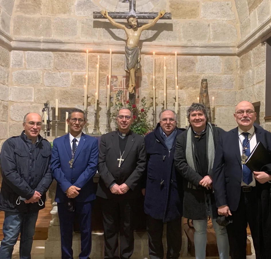 El obispo celebra la eucaristía con la Hermandad del Espíritu Santo