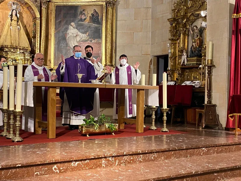 El obispo preside el primer día del triduo del Cristo de la Salud en Benavente