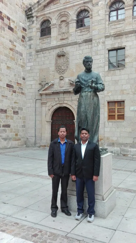 Sacerdotes indios de visita en Zamora