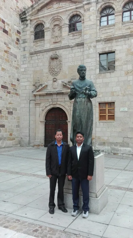 Sacerdotes indios de visita en Zamora