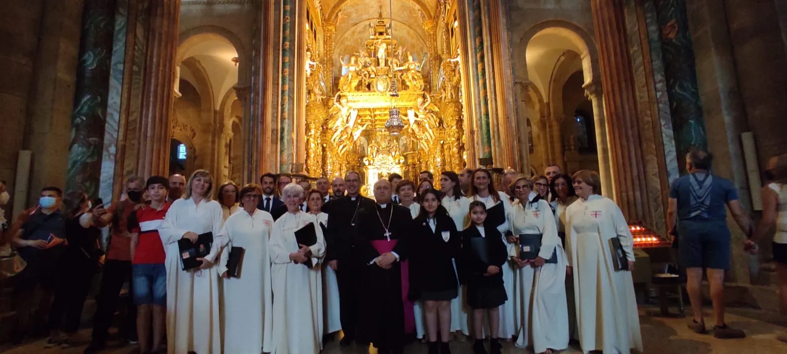 El obispo acompaña al coro sacro en Santiago de Compostela