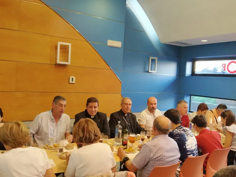 El obispo acompaña al coro sacro en Santiago de Compostela