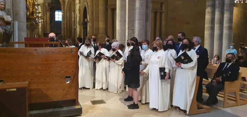 El obispo acompaña al coro sacro en Santiago de Compostela