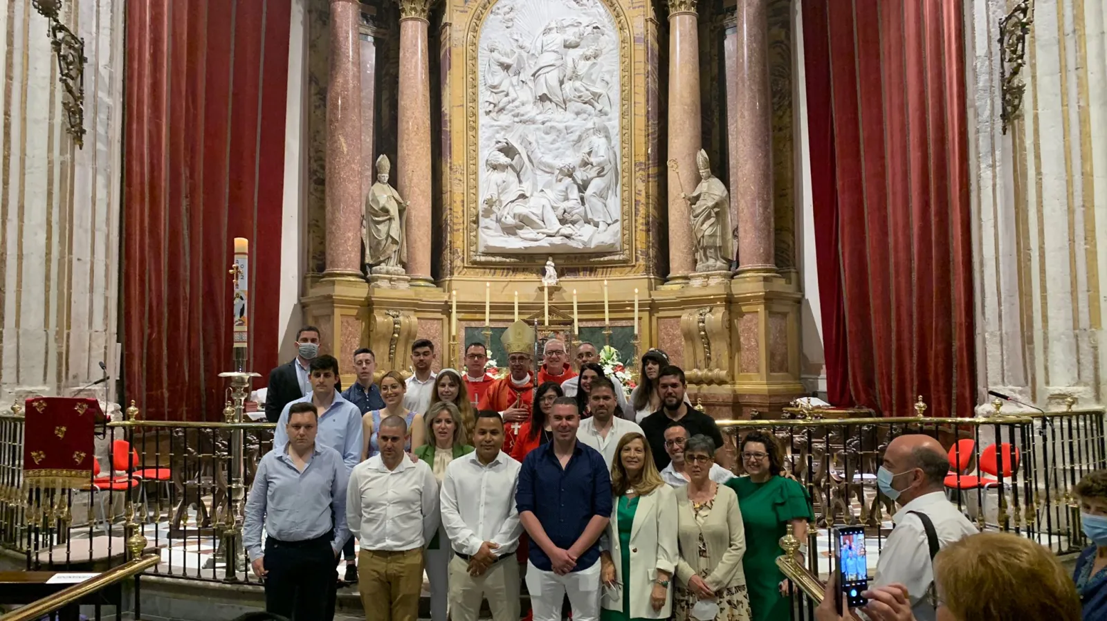 Confirmación de adultos en la Vigilia de Pentecostés